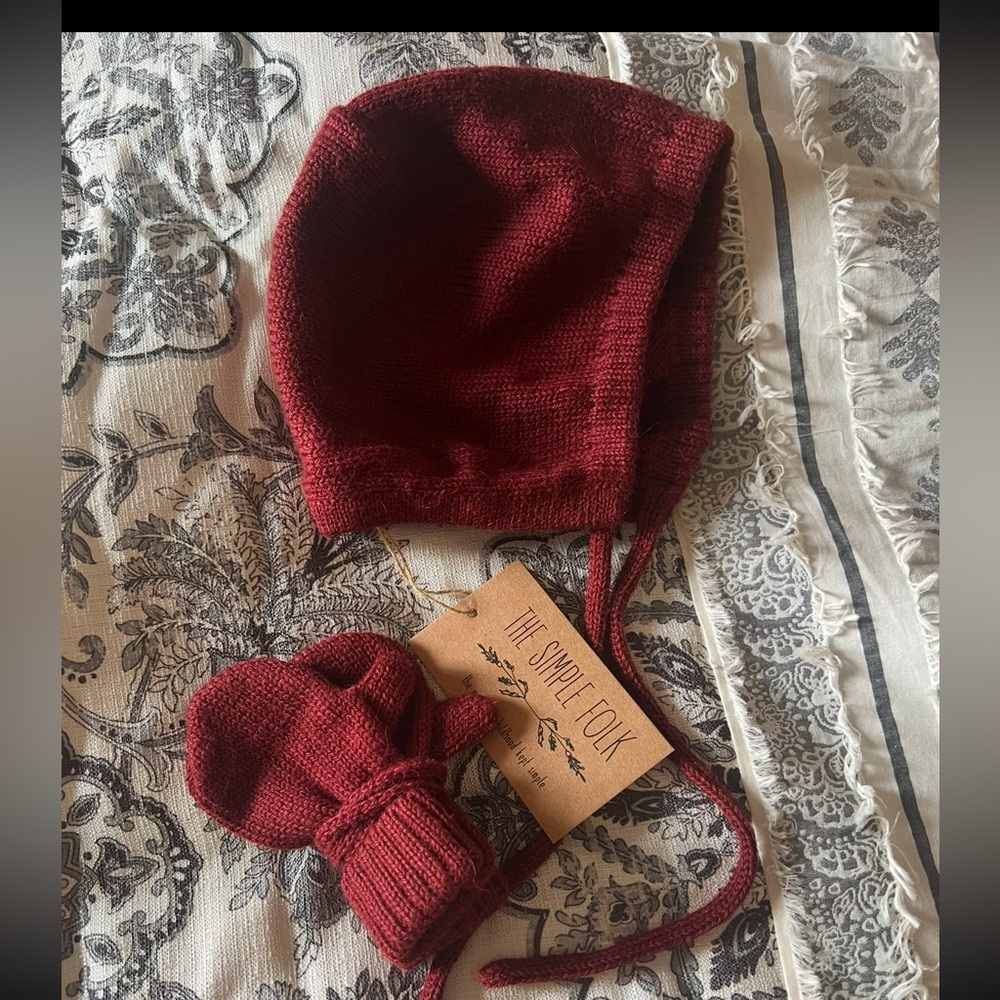 BNWT The Simple Folk matching Alpaca bonnet and mittens set 12-18M dark red
